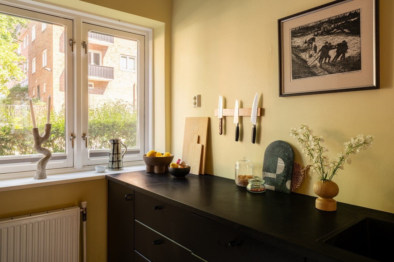 Kjøkkenet er fra 2021 med innredning fra IKEA med mørke slette fronter og benkeplate av laminat Galleribilde