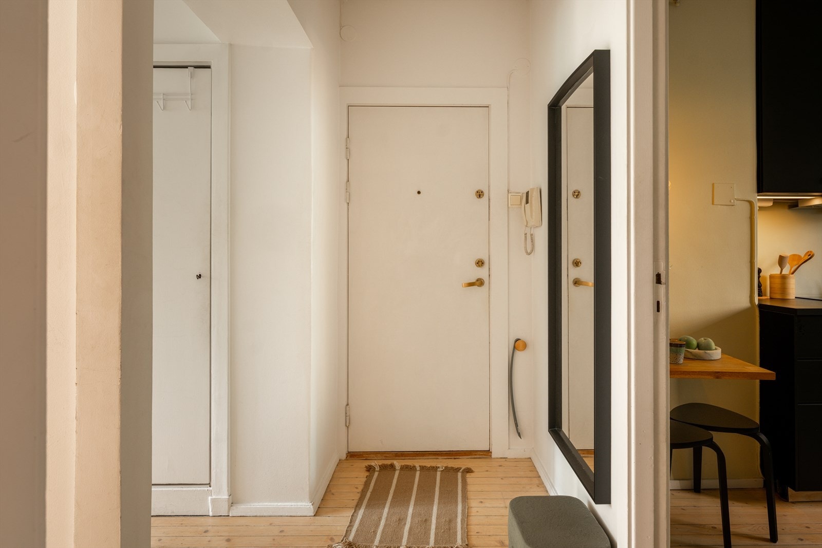 En innbyende entré ønsker deg velkommen inn i ditt nye hjem! Galleribilde