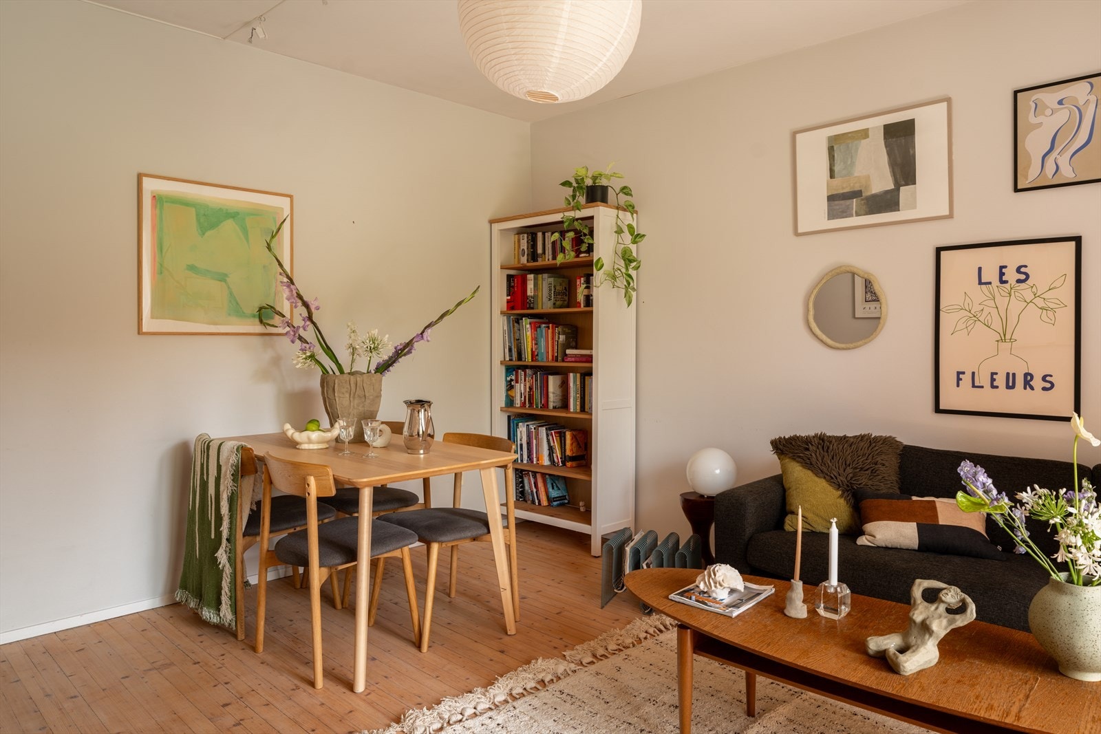 Det er plass til å invitere til en hyggelig middag rundt spisebordet. Galleribilde