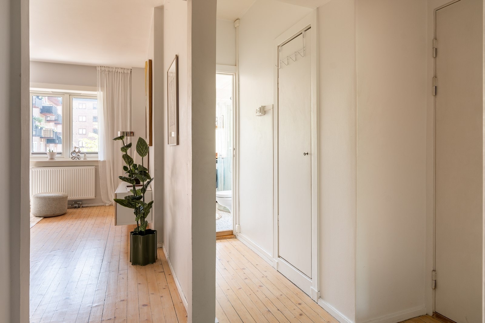 Det er tilgang til en praktisk bod fra entréen, som gir god plass til oppbevaring og bidrar til en ryddig og oversiktlig hverdag. Galleribilde