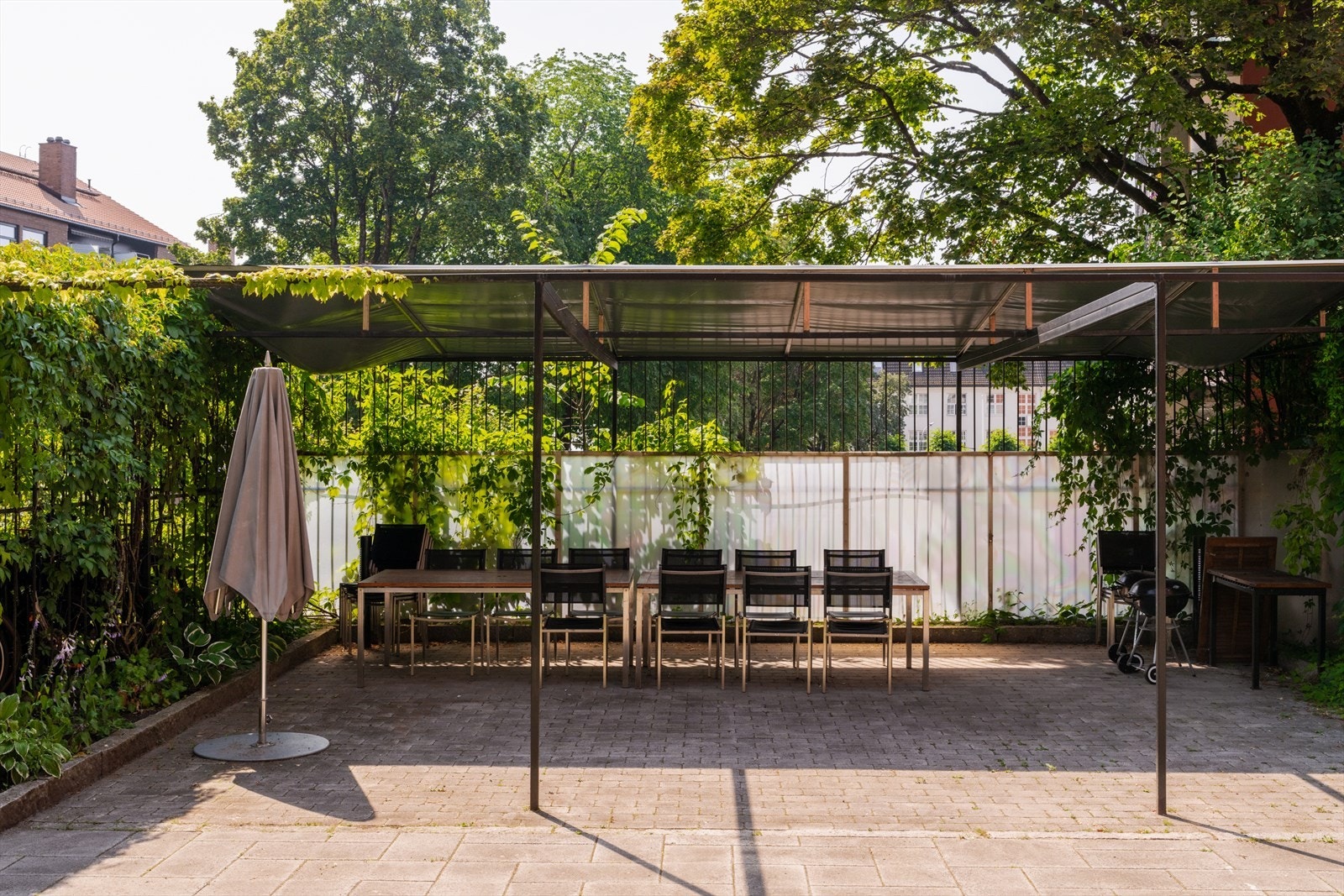 Meget sosial og parkmessig opparbeidet gårdsrom med plass til flere gjester. Galleribilde