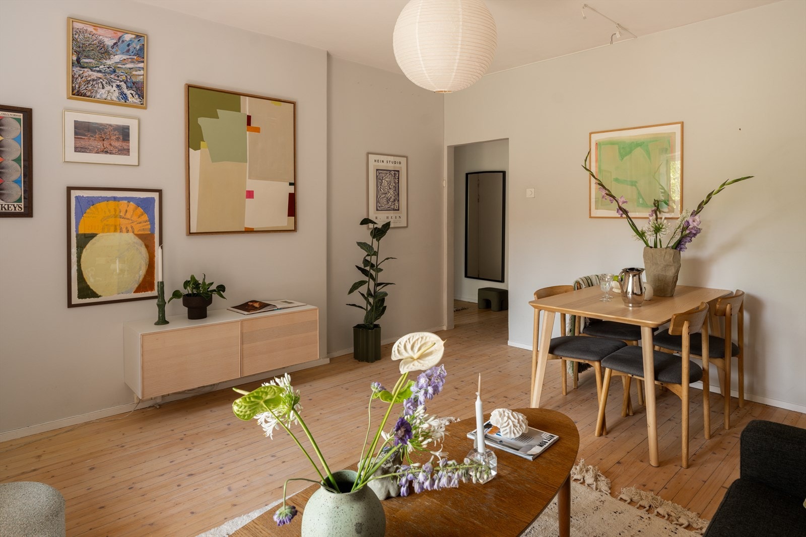 Den fine planløsning gir plass til sofa, spisebord og øvrig møblement. Galleribilde