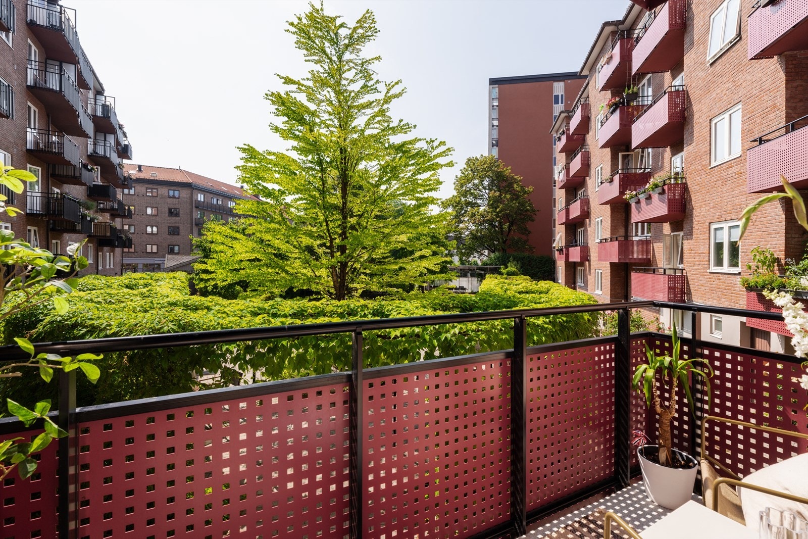 Selger opplyser at det er sol på balkongen fra 11-17 på sommerstid. Galleribilde