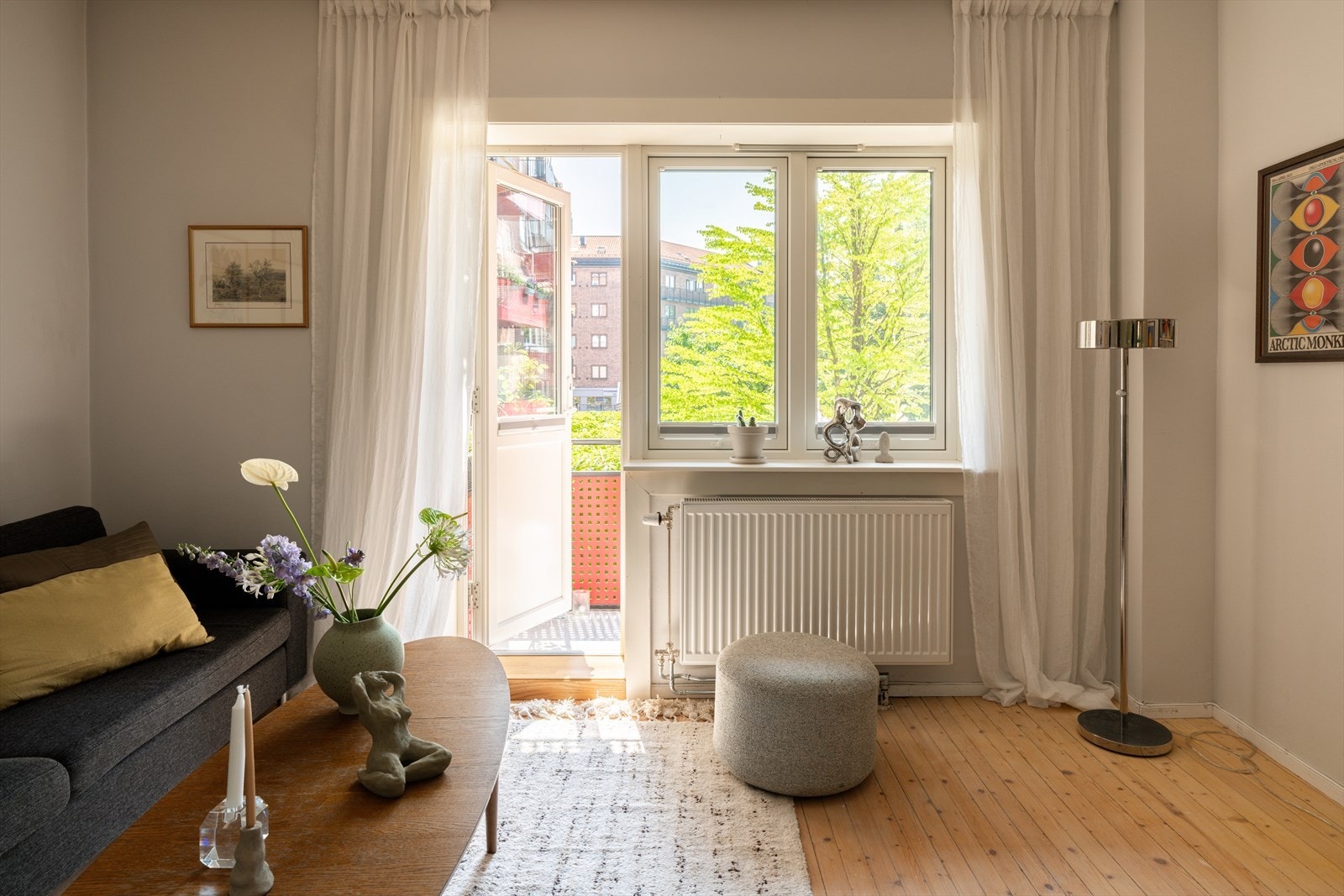 Store vindusflater som sørger for rikelig lysinnslipp. Galleribilde