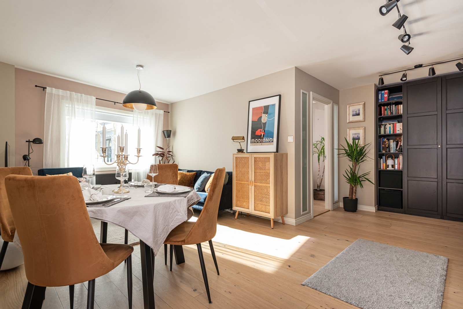 De store vindusflatene gir leiligheten godt med naturlig lysinnslipp Galleribilde