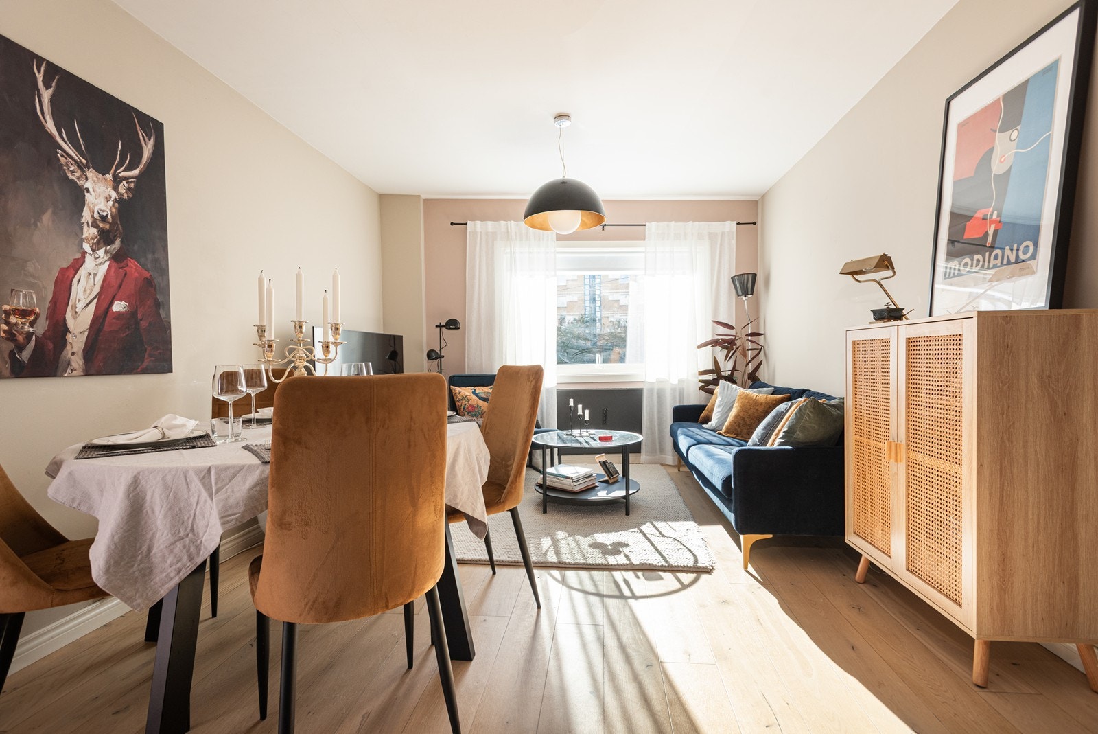 Leiligheten har parkett på gulvene og vegger malt i moderne, tidsriktige farger, mens varmtvann og oppvarming er inkludert i felleskostnadene Galleribilde