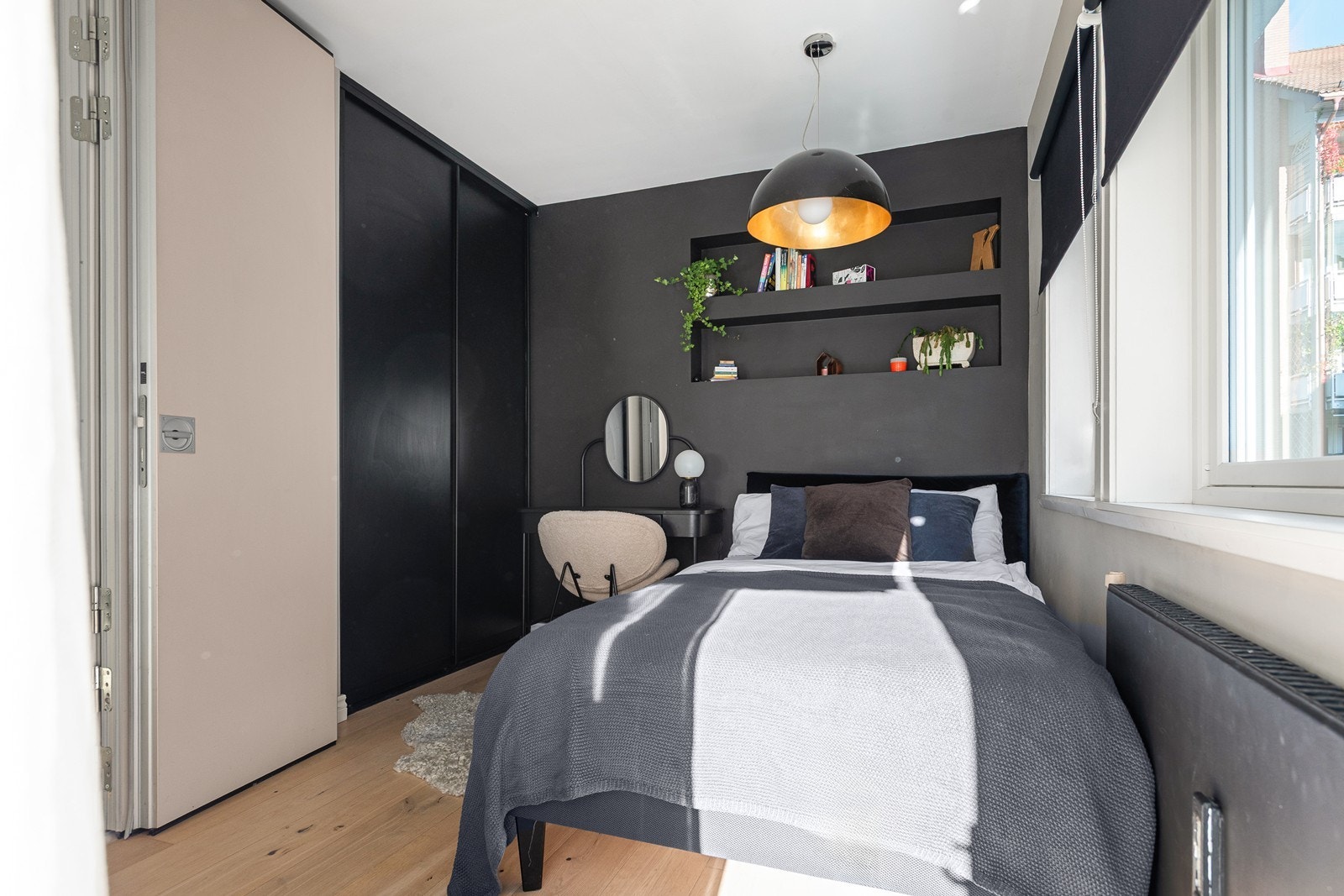 Soverom 1 har en praktisk innebygd skyvedørsgarderobe og store vindusflater Galleribilde