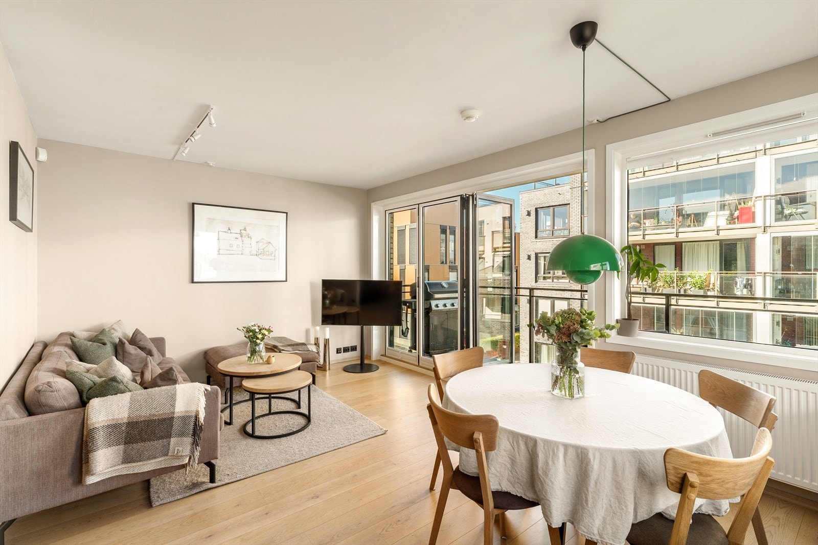 I stuen er det god plass til både sofagruppe og spisebord, noe som gjør rommet velegnet for både hverdagsliv og sosiale sammenkomster Galleribilde