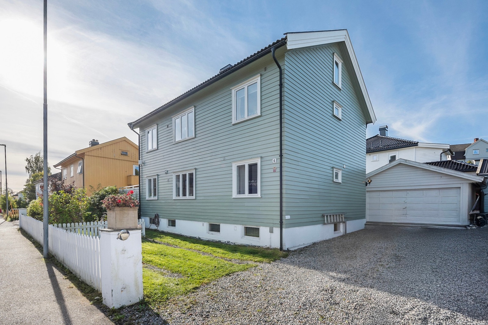 Boligen går over to plan, fra 1. etasje og ned i underetasjen. Parkeringen er ordnet med halve dobbeltgarasjen og plass på felles tomt Galleribilde