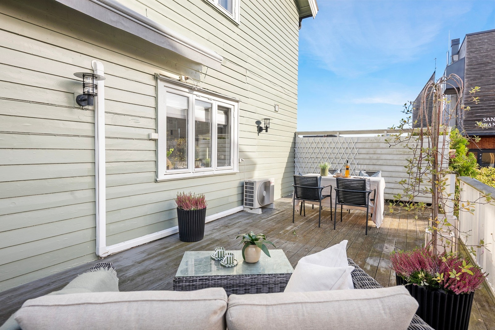 Uteplassen på 27 m² har kort vei fra stuen og en avskjermet karakter, med rekkverk og levegg som gir ro og privathet Galleribilde