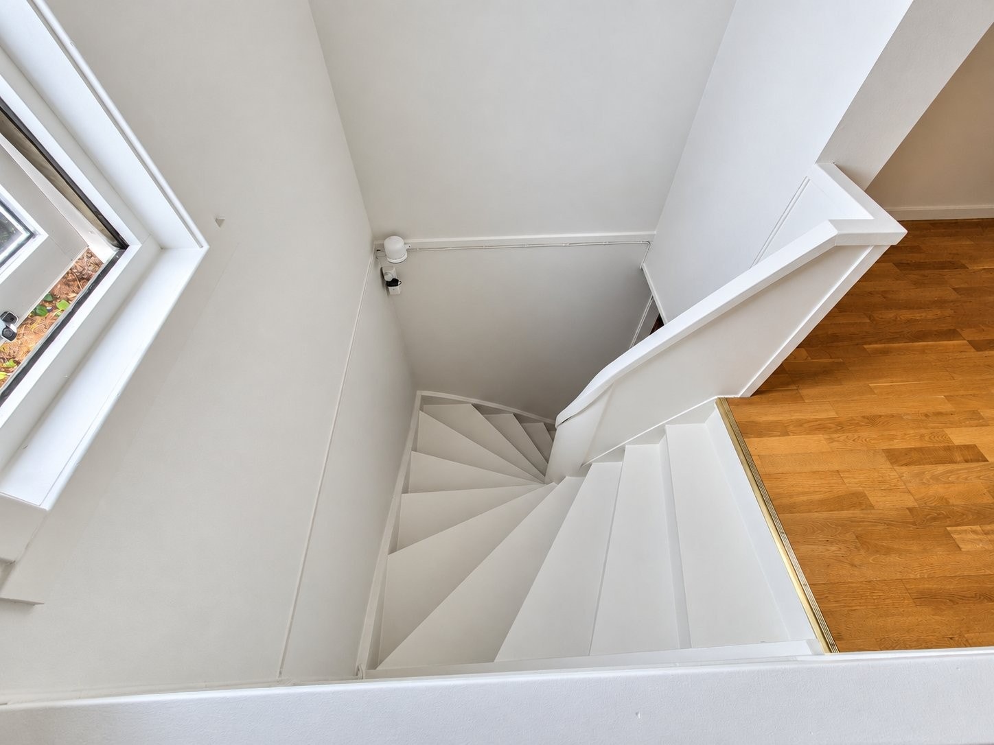 Fra 1. etasje går trappen videre opp til boligens soveromsavdeling i 2. etasje. Galleribilde