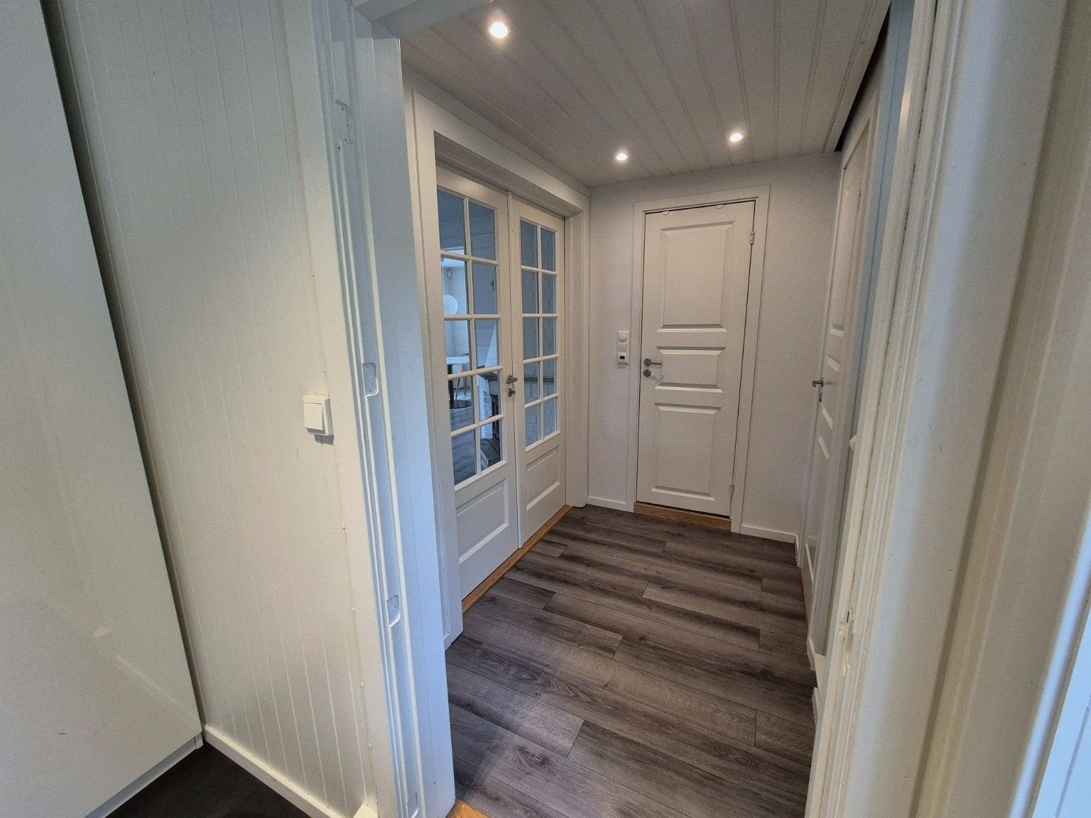 Fra entréen går vi videre inn i boligens 1. etasje, med forbindelse til stue, kjøkken og bad. Galleribilde