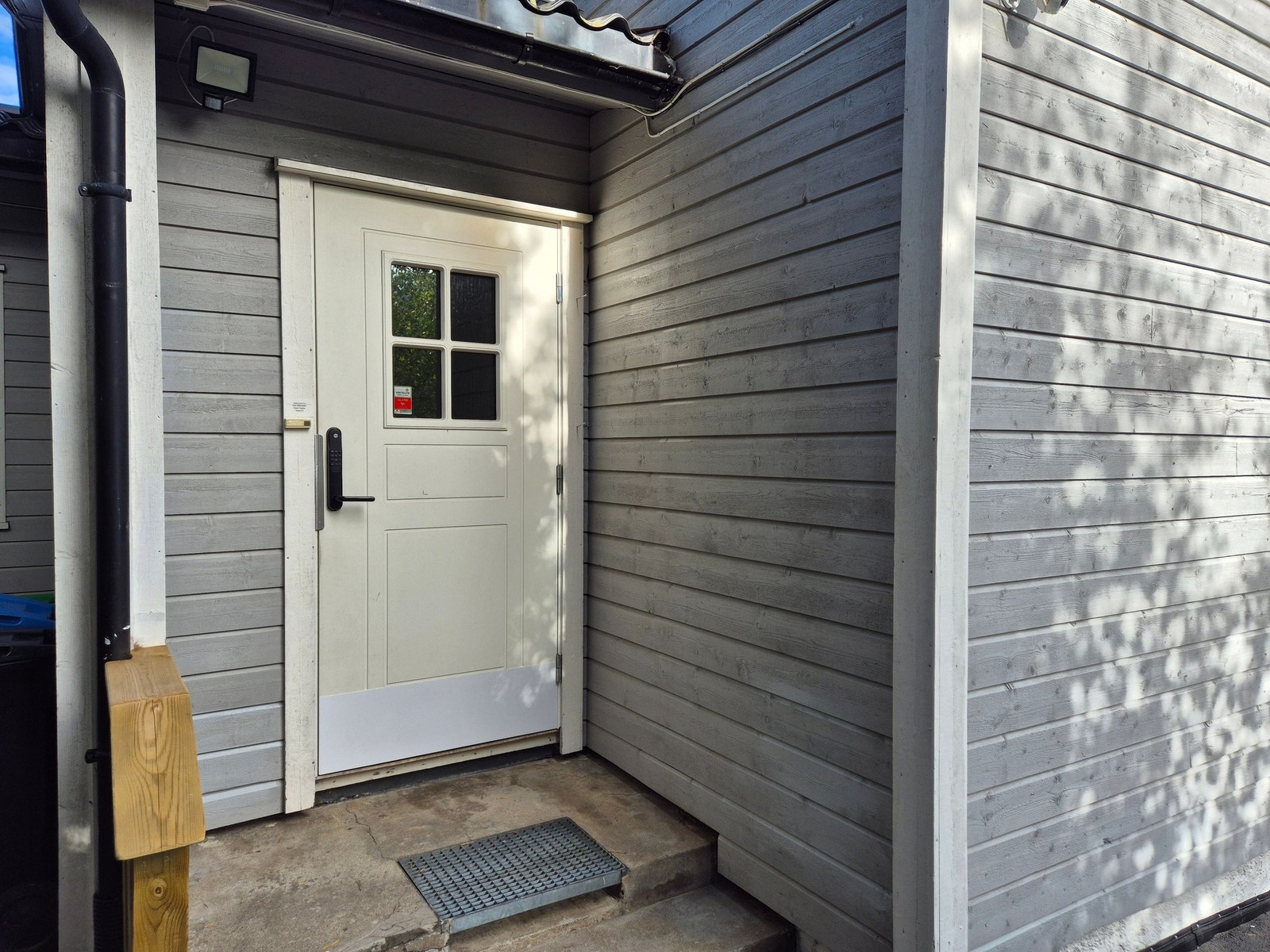 Vi starter ved inngangspartiet på boligens 1. etasje. Et overbygget inngangsparti leder inn til boligens entré. Galleribilde