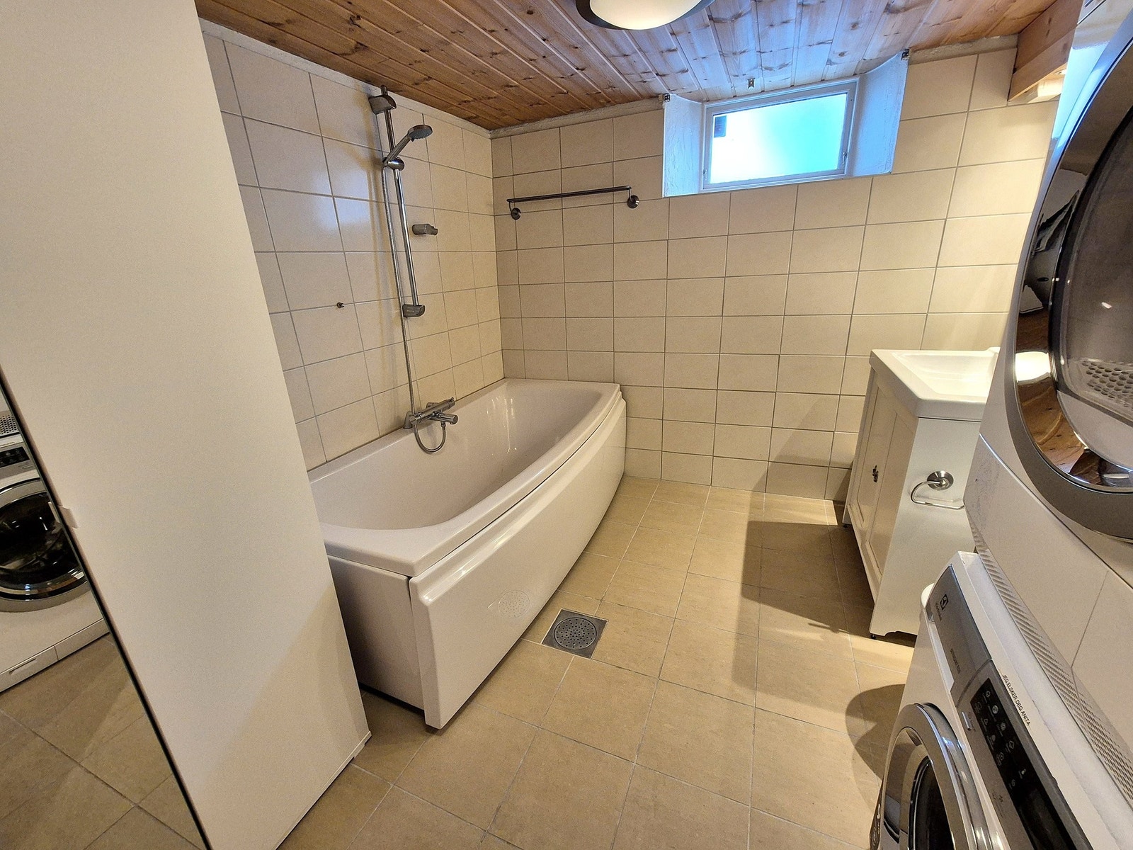 Bad/vaskerommet sett litt lengre inn i rommet. Galleribilde