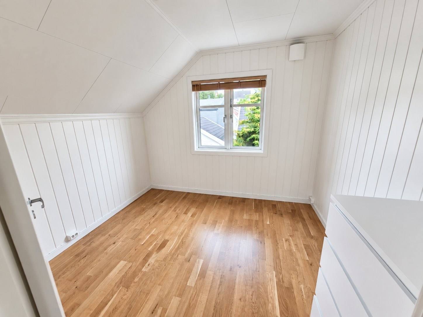 Soverom 1 ble pusset opp i 2024 og har ikke vært tatt i ordinær bruk etter oppussingen. Galleribilde