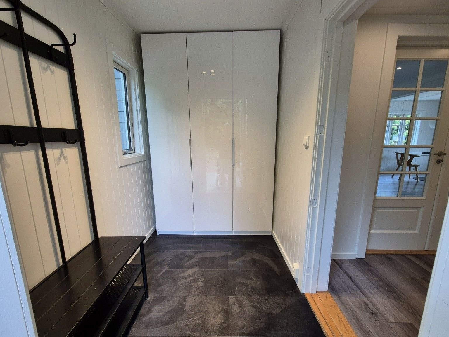 Entré med praktisk plass til yttertøy og sko. Galleribilde