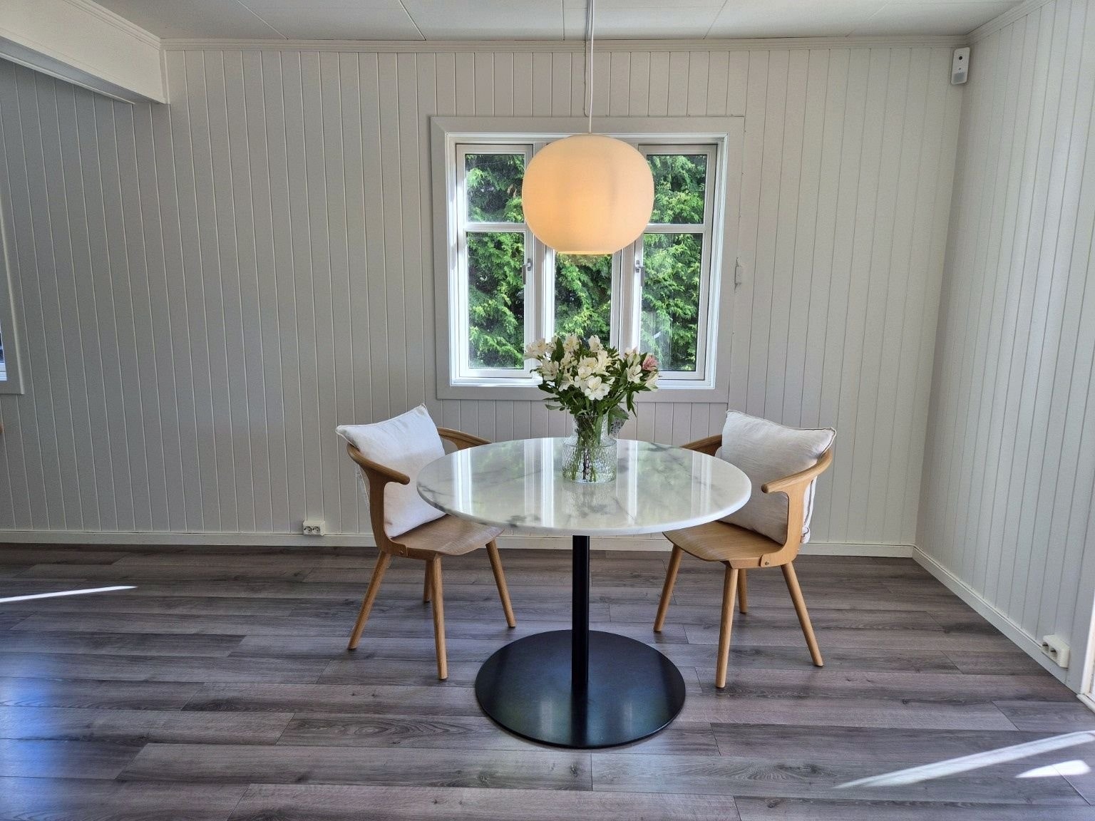Spiseplassen ligger naturlig i tilknytning til stuen, med plass til spisebord og hyggelig utsyn mot uteområdet. Galleribilde