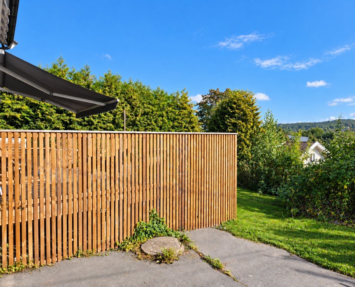 Hagen sett fra gårdsplassen – et hyggelig uteområde med enkel forbindelse til boligen og terrassen. Galleribilde