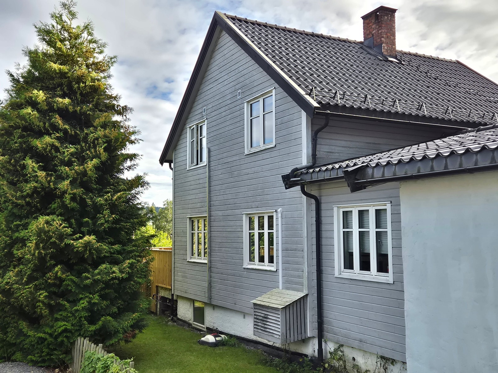 Her ser du uteområdet på siden av huset fra en annen vinkel. Galleribilde