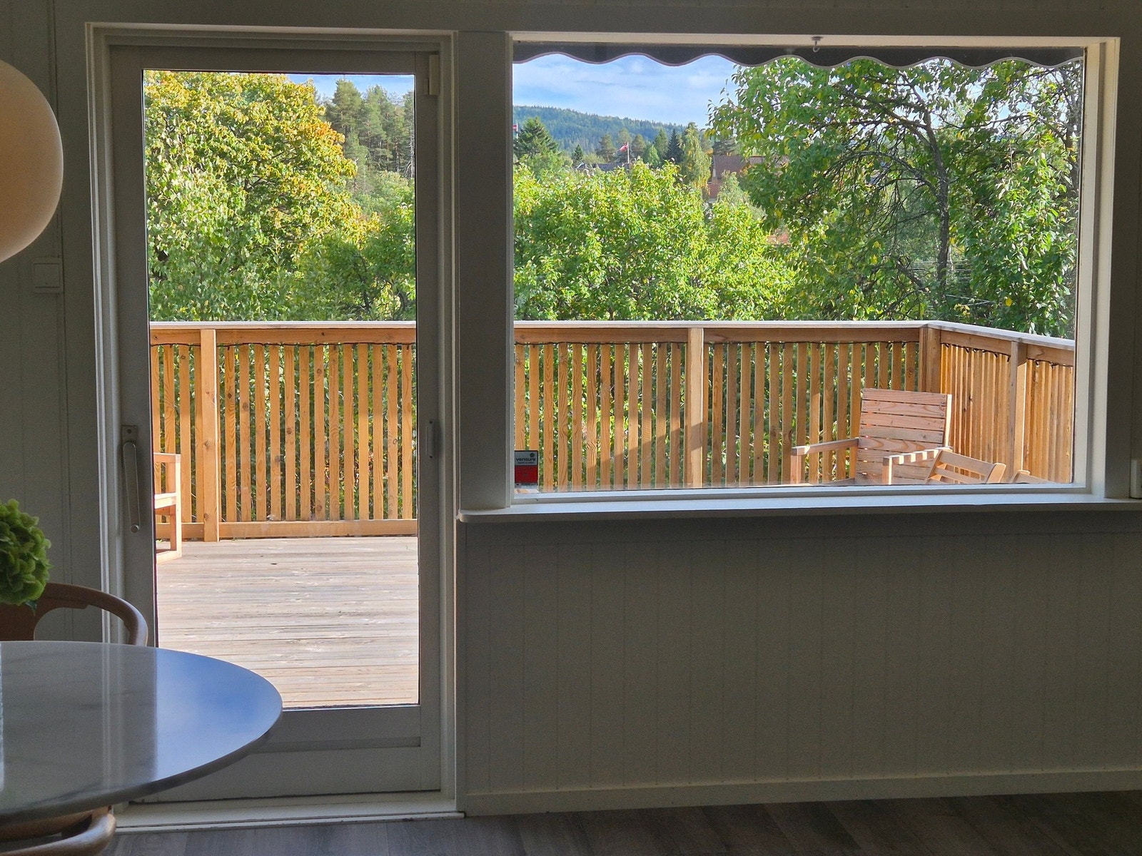 Fra stuen kommer vi ut på en romslig terrasse på ca. 24 m². Galleribilde