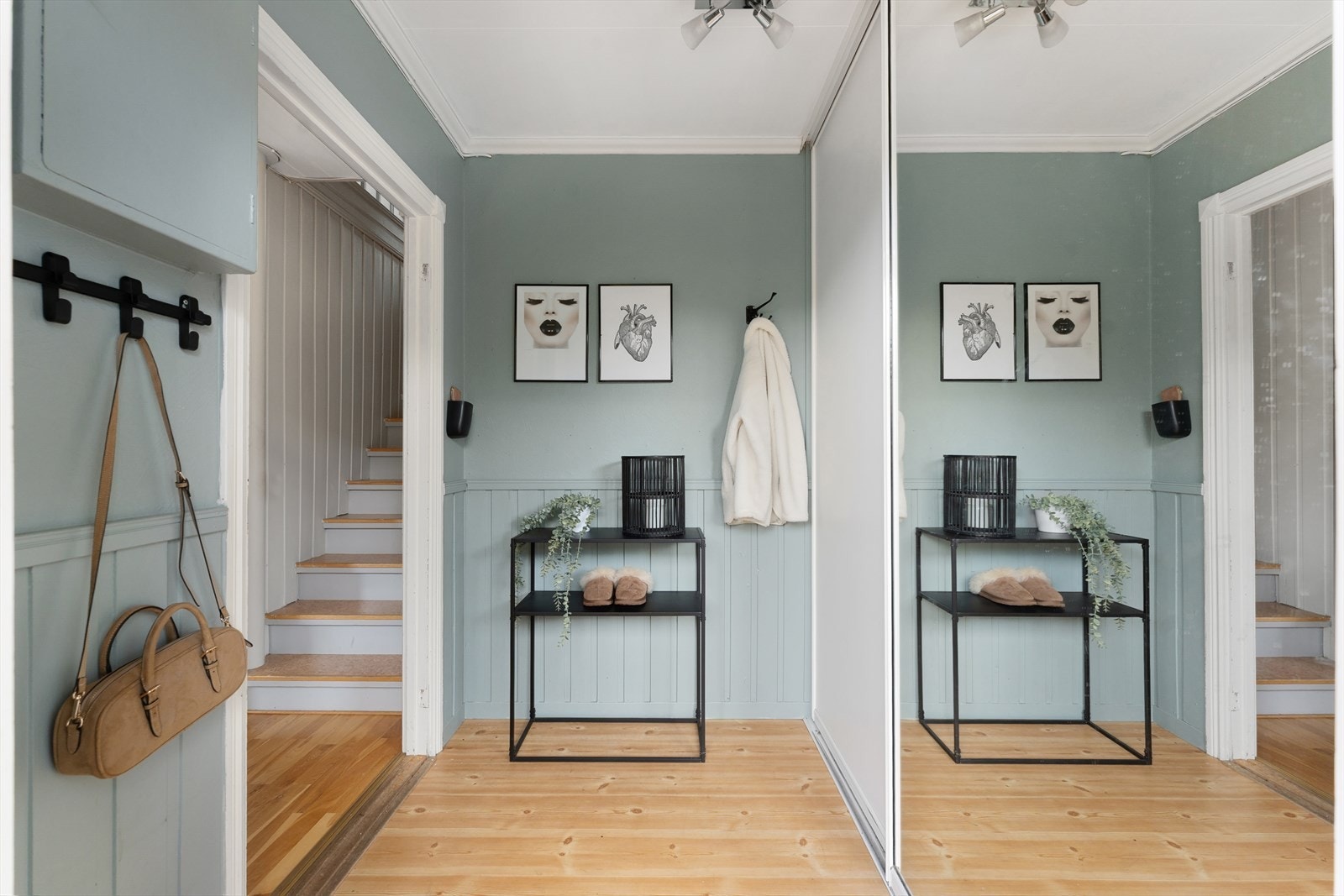 Romslig og innbydende entré med god plass til å henge av seg yttertøy, samt praktisk skyvedørsgarderobe som gir gode oppbevaringsmuligheter. Galleribilde
