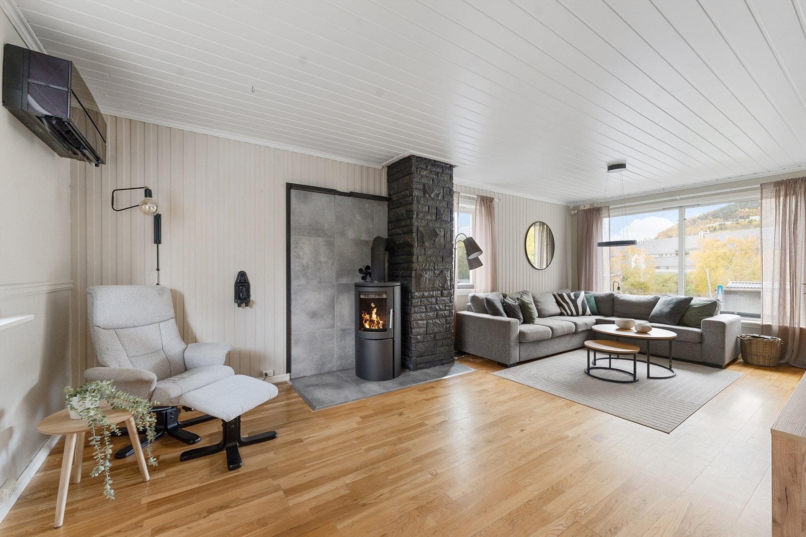 Flere store vindusflater slipper inn rikelig med naturlig lys og gir rommet en lys og luftig atmosfære. Galleribilde