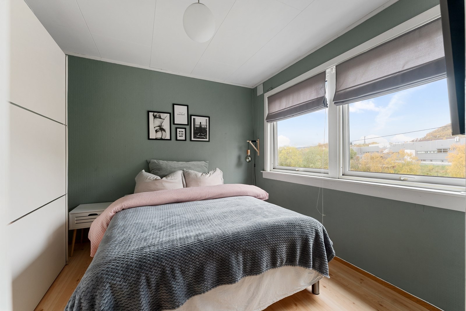 Soverom 3- Stort og lyst soverom med flere vindusflater som slipper inn godt med naturlig lys, samt praktisk garderobeskap. Galleribilde