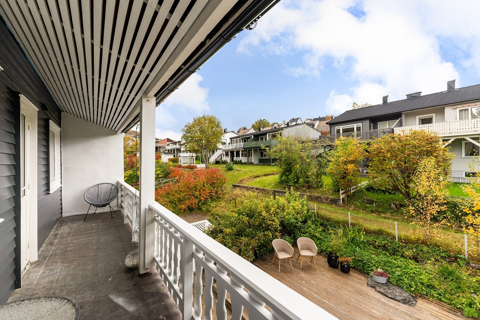 Rolig og hyggelig balkong med god plass til utemøbler og en liten sittegruppe. Galleribilde