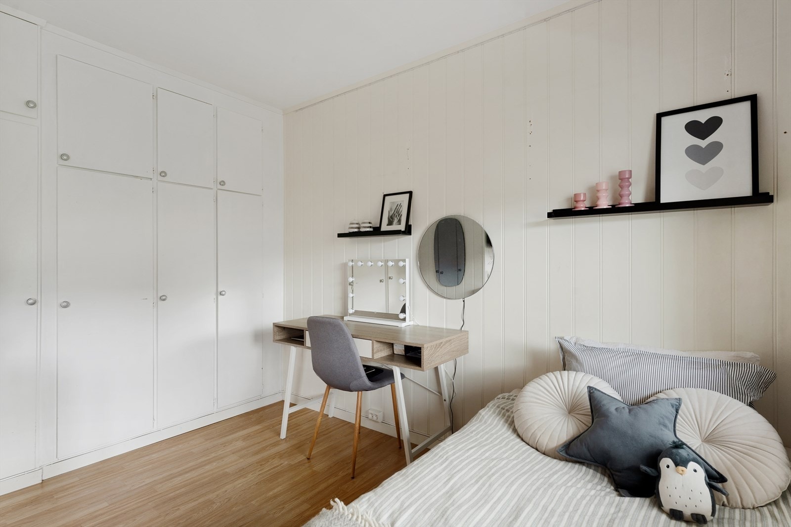 Rommet inneholder plassbygde garderobeskap. Galleribilde
