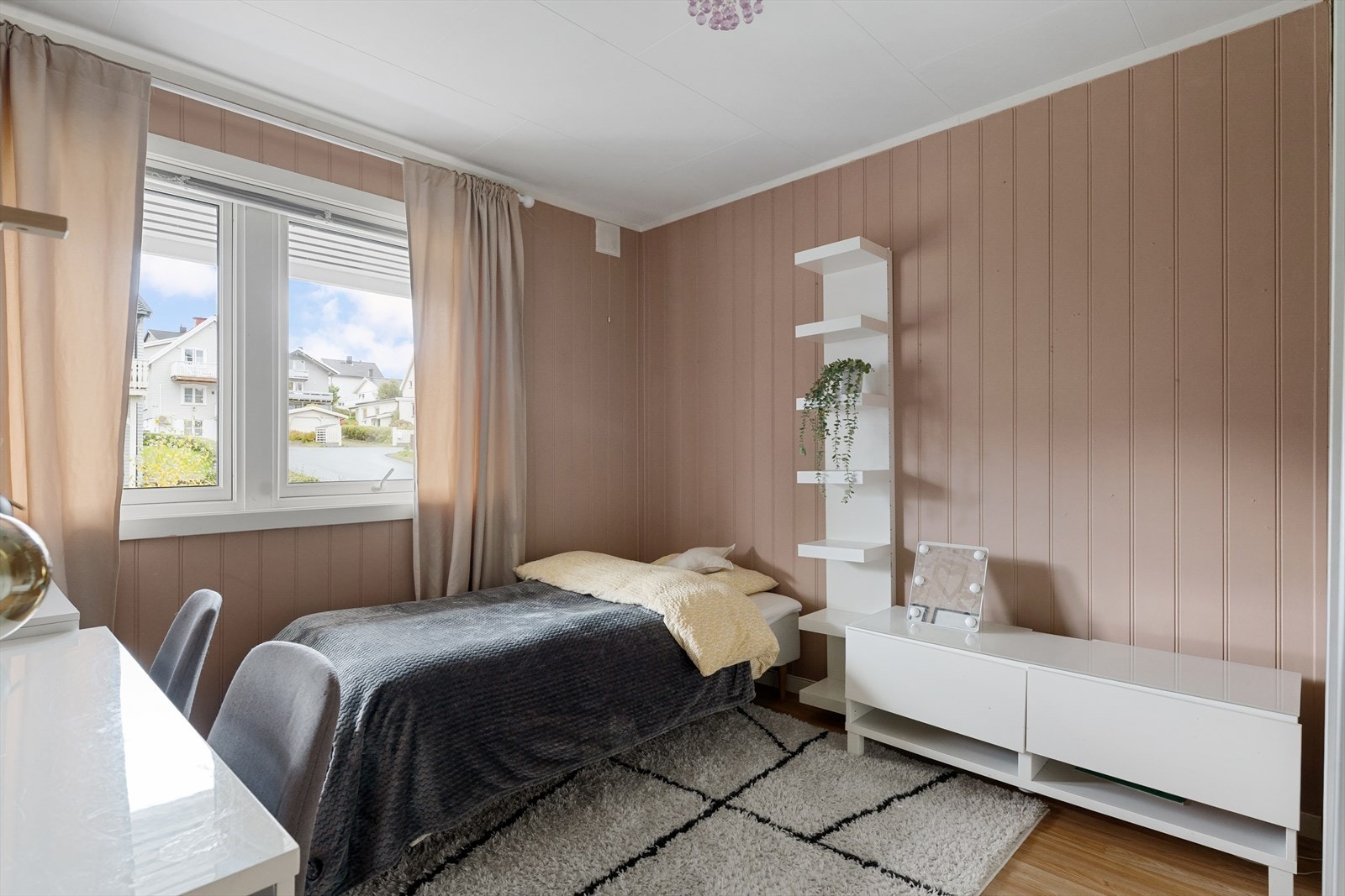 Soverom 2- Stort og romslig soverom med god plass til seng, øvrig møblering og arbeidsplass. Galleribilde
