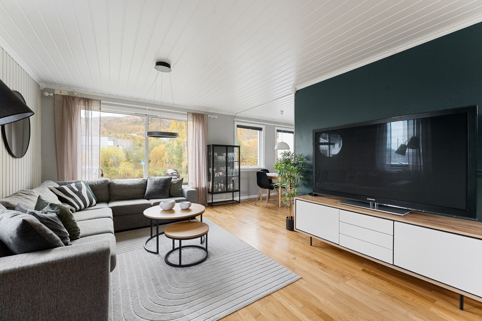 God plass til møblering i flere soner, med gode muligheter for både sofagruppe og spiseplass. Galleribilde