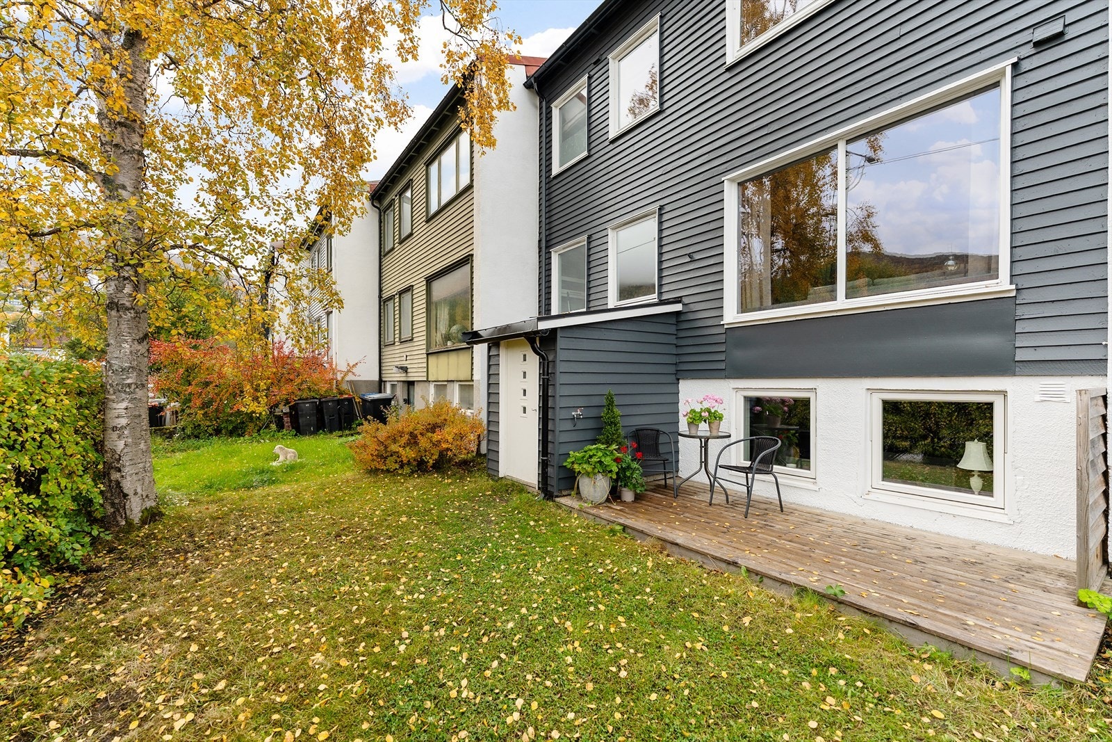 Egen inngang i front med direkte adkomst til utleiedel. Koselig og innbydende inngangsparti med opparbeidet platting, som gir et hyggelig førsteinntrykk. Galleribilde