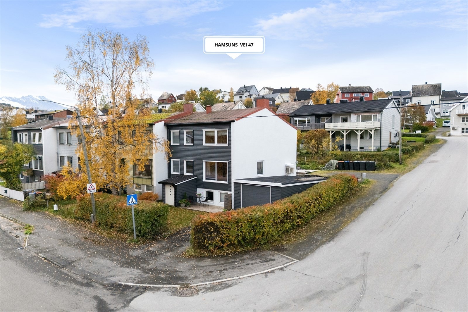 Velkommen til Hamsuns vei 47! Eiendommen ligger i et veletablert boligområde i Taraldsvik, med kort vei til ungdomsskole, barnehage og lekeplass. Foto: Hanna Linnea Kristensen Galleribilde