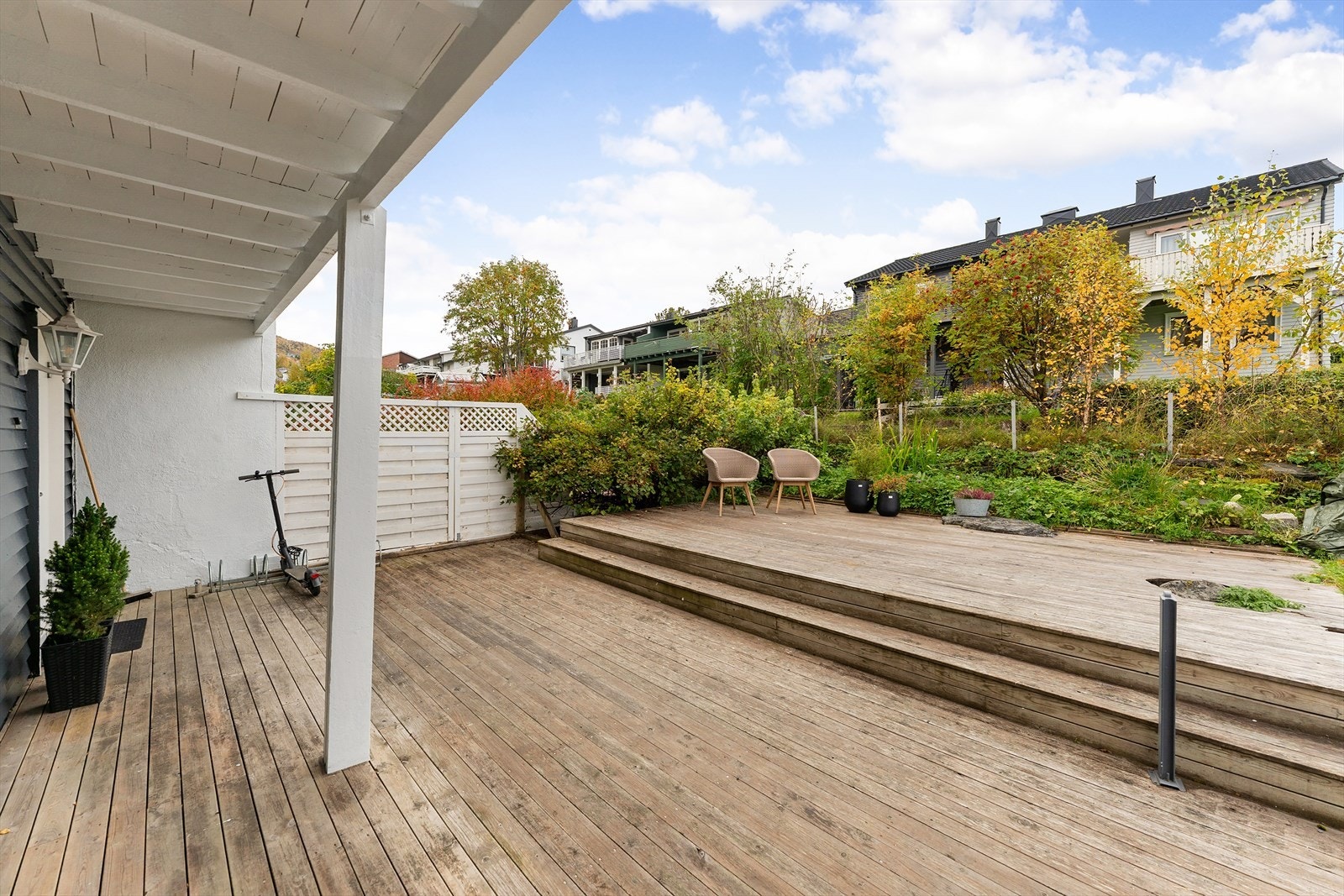 Stor terrasse med god plass til å etablere hyggelige soner for både avslapping og sosialt samvær. Galleribilde
