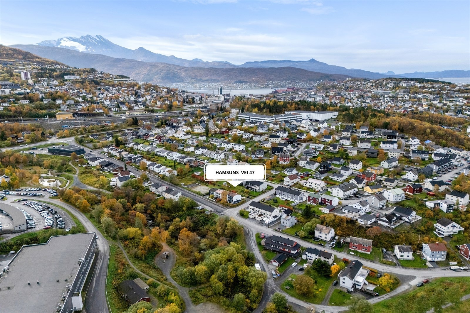 Her får du gangavstand til sentrum, samt tursti til Ornesvika, småbåthavn og park like nedenfor boligen. Fra eiendommen er det flott utsikt mot Fagernesfjellet og gode solforhold. Galleribilde