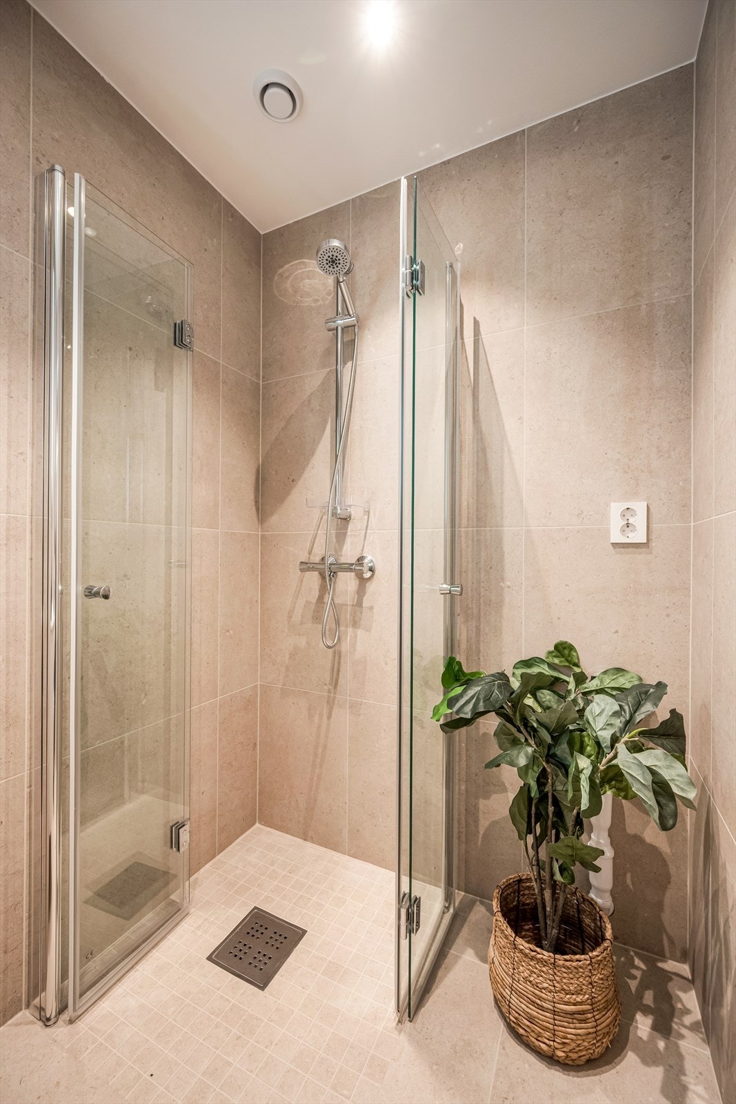 Badet er innredet med dusjhjørne med innfellbare glassdører og blandebatteri. Baderomsinnredningen består av servantskap med heldekkende servant, ettgreps blandebatteri og speil. Opplegg for smal oppvaskmaskin. Galleribilde