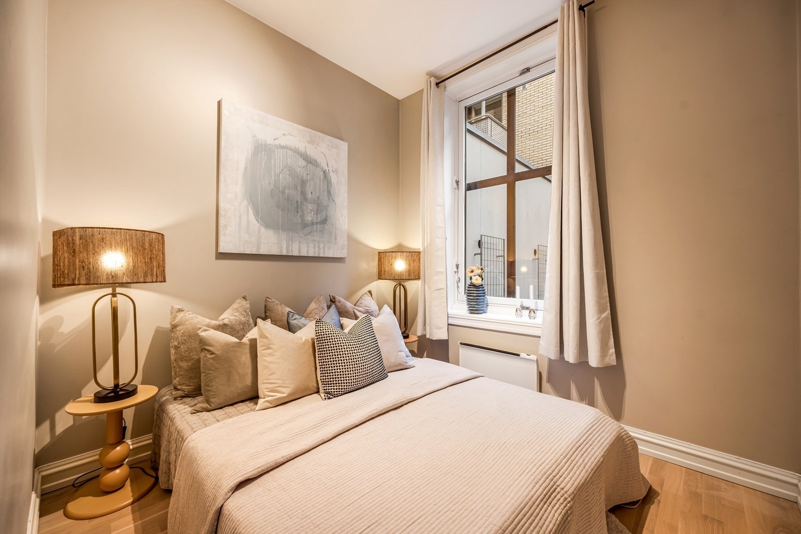 Hovedsoverommet er romslig og har god plass til dobbeltseng, nattbord og garderobe. Galleribilde