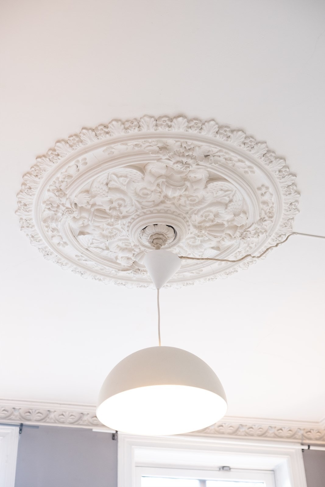 Stuen har nydelig rosett og stukkatur. Galleribilde