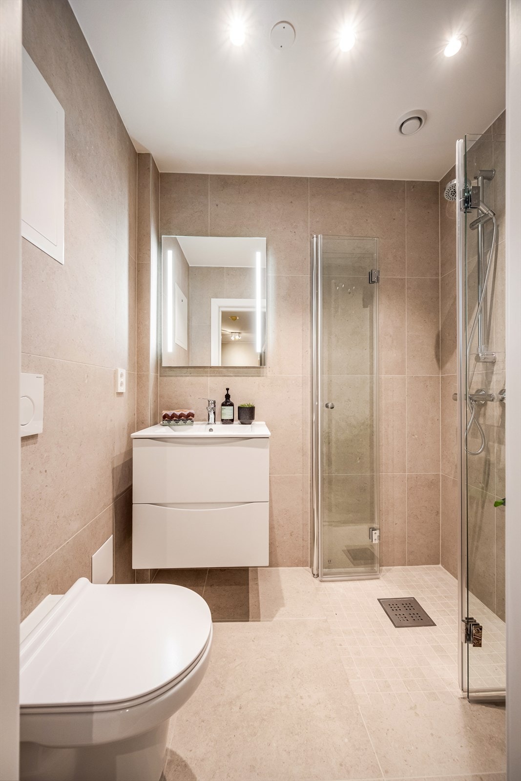 Nytt bad pusset opp av BOVG Bygg og Våtrom AS i 2026. Badet har tidsriktige farge- og materialvalg med flislagte overflater, elektriske varmekabler og downlights. Galleribilde