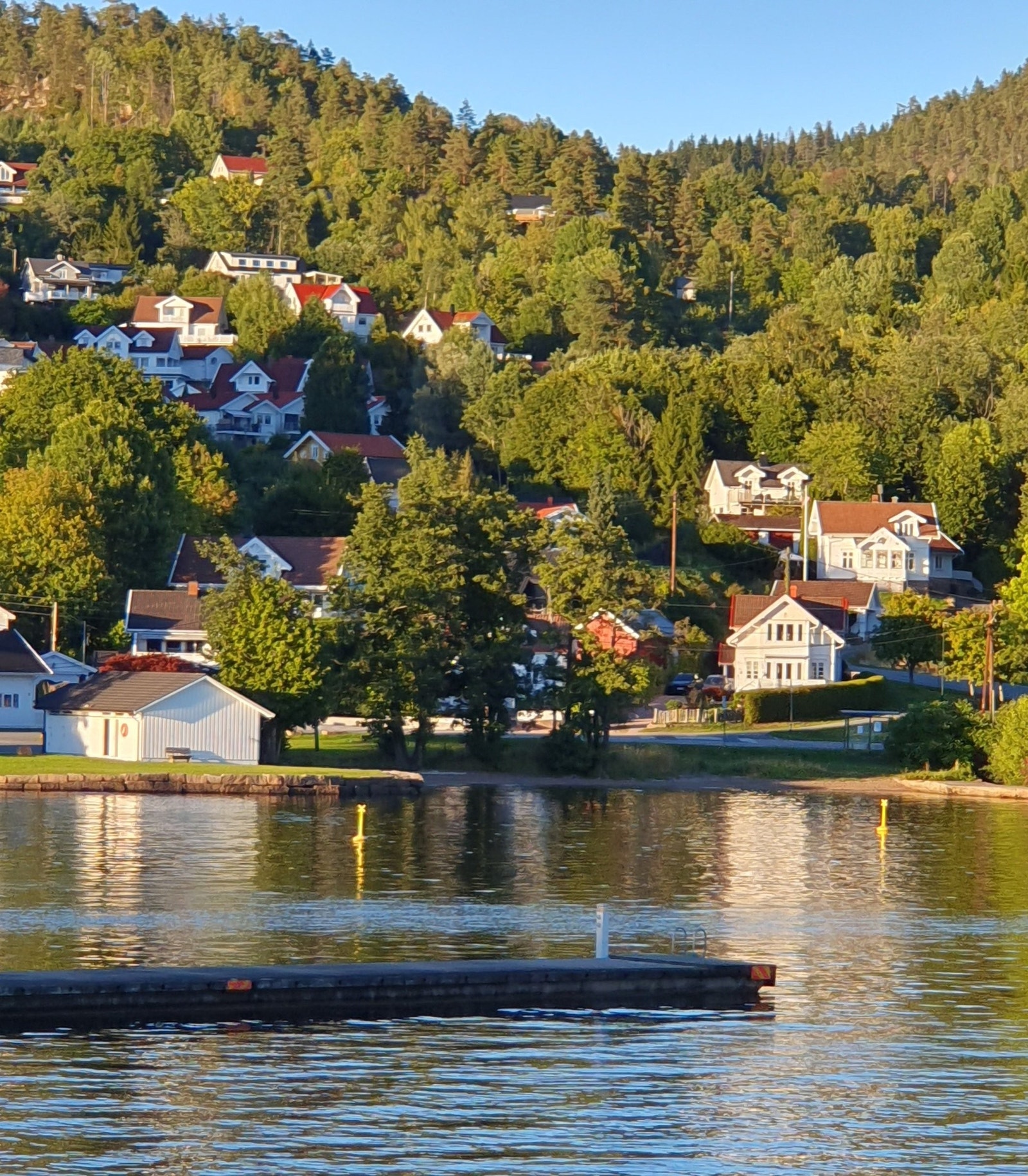 Hyggenbukta med strand og båthavn Galleribilde