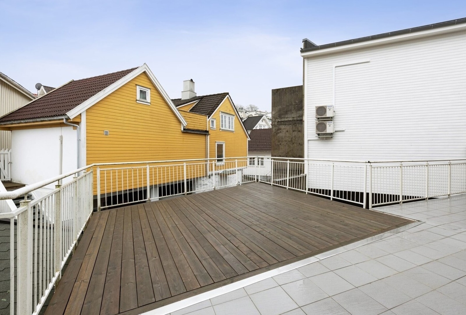 Det er flere felles uteområder, som bla her hvor du er skjult for innsyn og vind på innsiden av bygget. Galleribilde