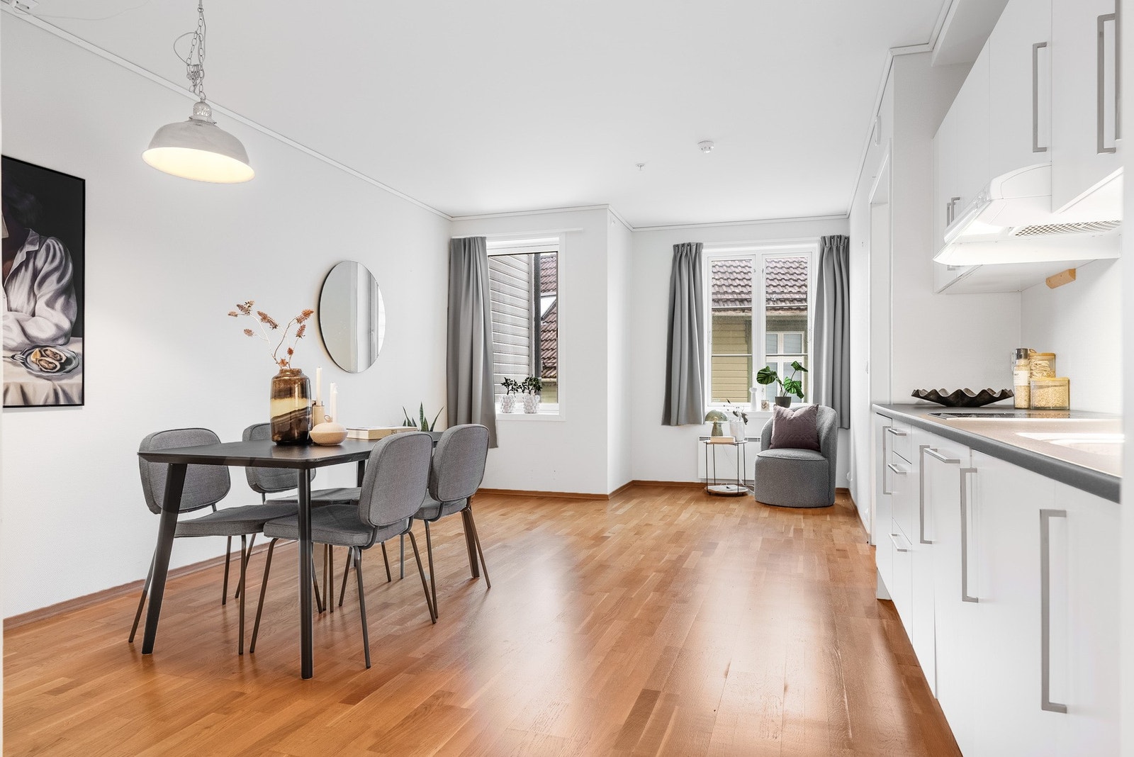Kjøkkenet har en åpen og luftig utforming med god plass til spisegruppe. Her er det også rom for å skape en ekstra oppholdssone med sofa eller TV-krok, perfekt som et fleksibelt allrom. Galleribilde