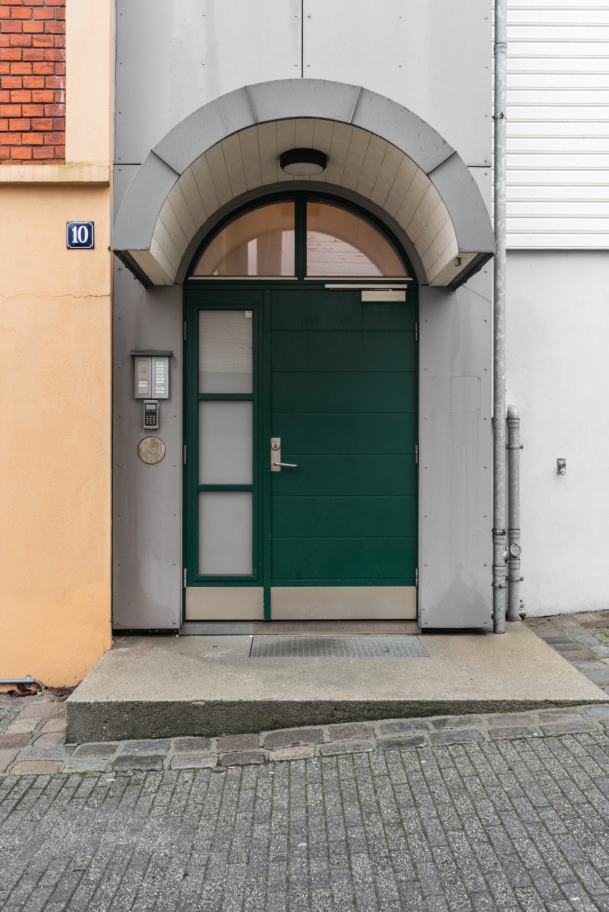 Hovedinngangen til Hegdalsgården. Inngangspartiet ligger få meter fra gågaten. Galleribilde