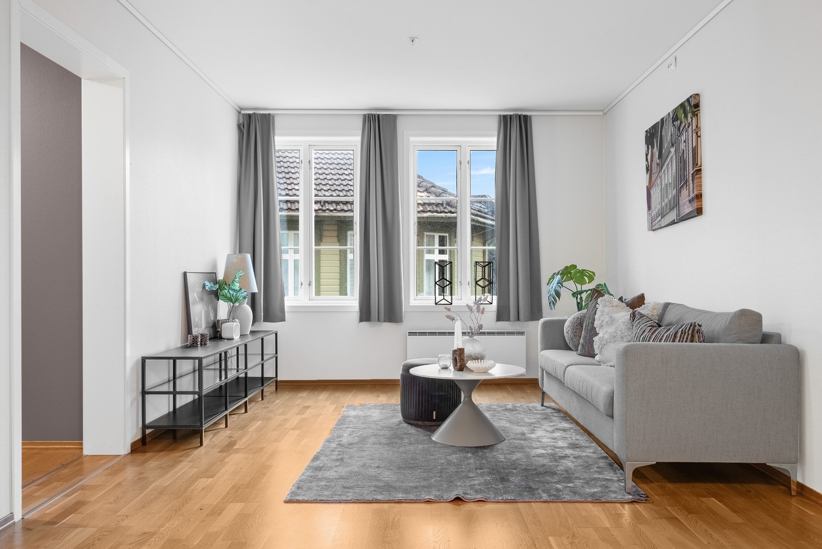 Stor og romslig leilighet i 2. etasje på 92 m². Leiligheten byr på en lys stue- og kjøkkenløsning, 2 soverom, 2 bad og praktisk bod, noe som gir en komfortabel og arealeffektiv planløsning. Galleribilde