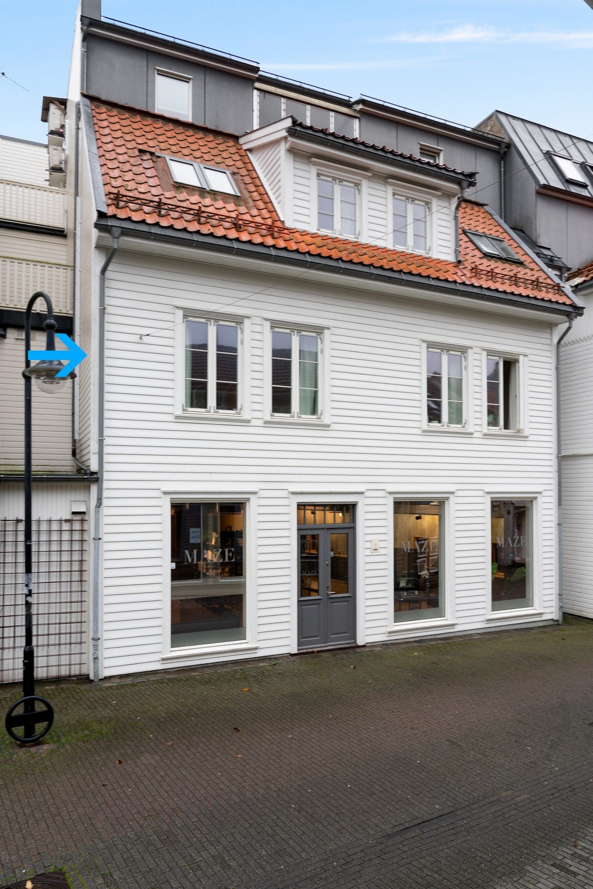 Midt i hjertet av Egersund sentrum bor du med byens urbane tilbud rett utenfor døren. Her kan du spasere til kaféer, restauranter, butikker, kulturtilbud, togstasjon og den sjarmerende havnepromenaden. En sentral beliggenhet som gjør det enkelt å nyte byl Galleribilde
