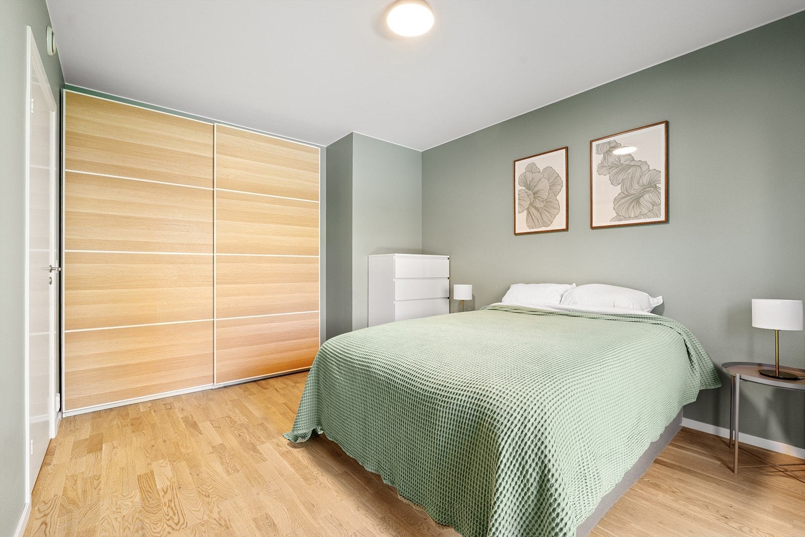 Det er i dag allerede etablert en praktisk skyvedørsgarderobe. Galleribilde