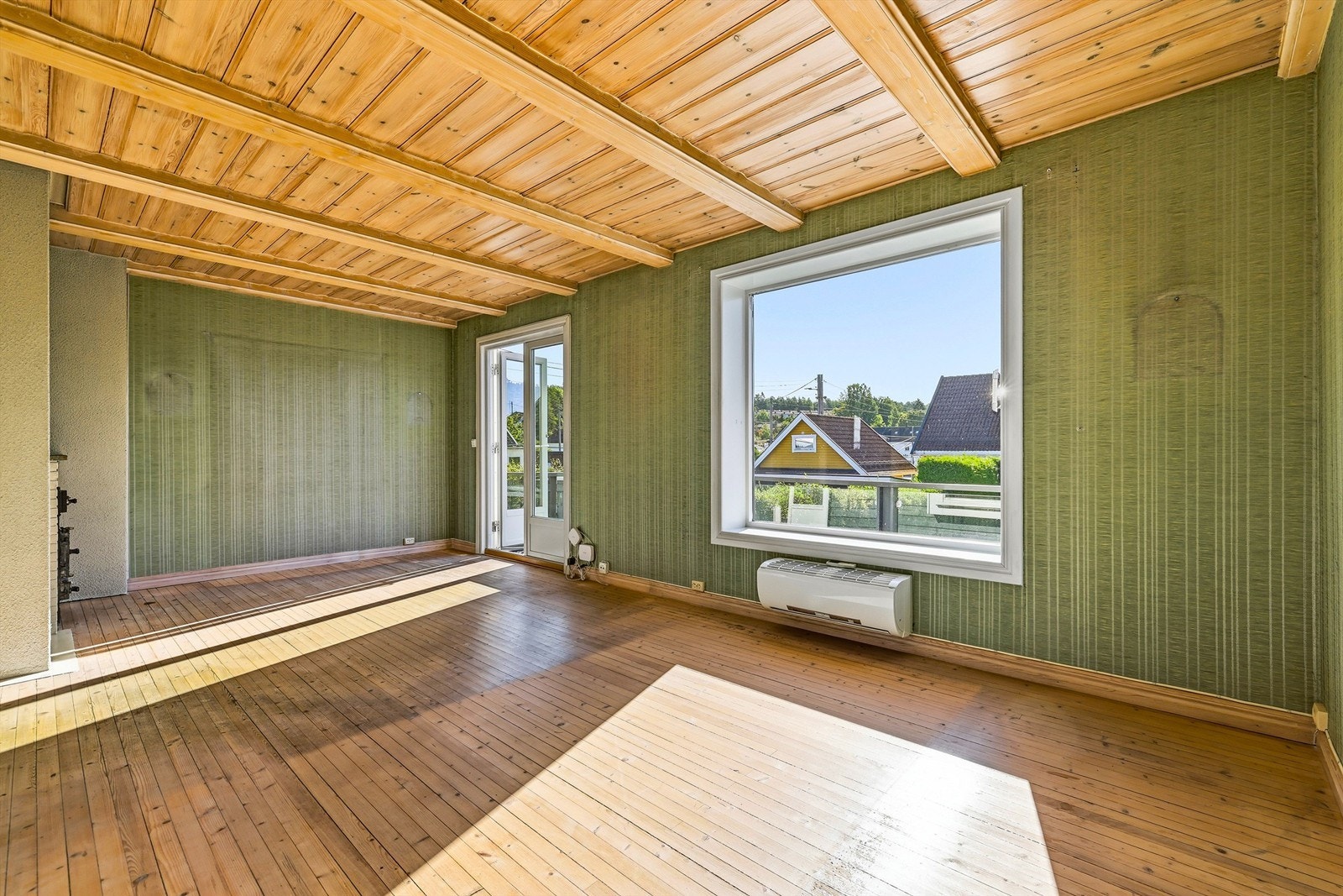 Store vindusflater slipper inn rikelig med naturlig lys. Galleribilde