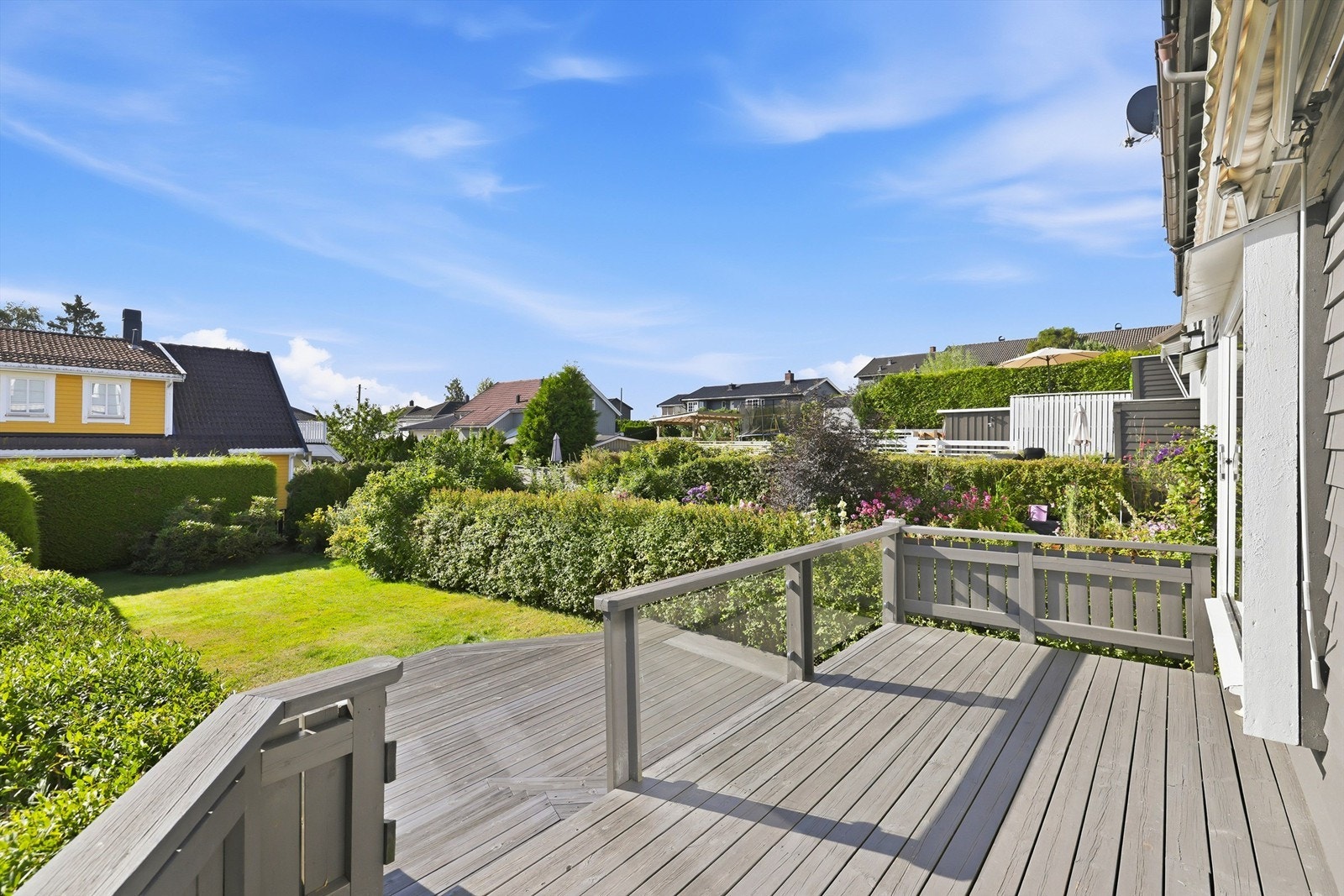 Terrassen har gode solforhold, og plass til flere sittegrupper. Galleribilde