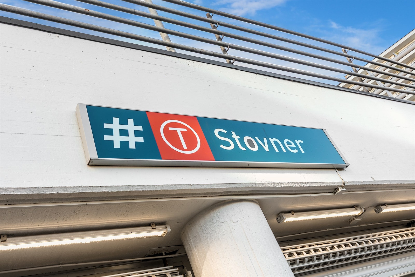Stovner T-banestasjon ligger omtrent 10 minutters gange unna. Galleribilde