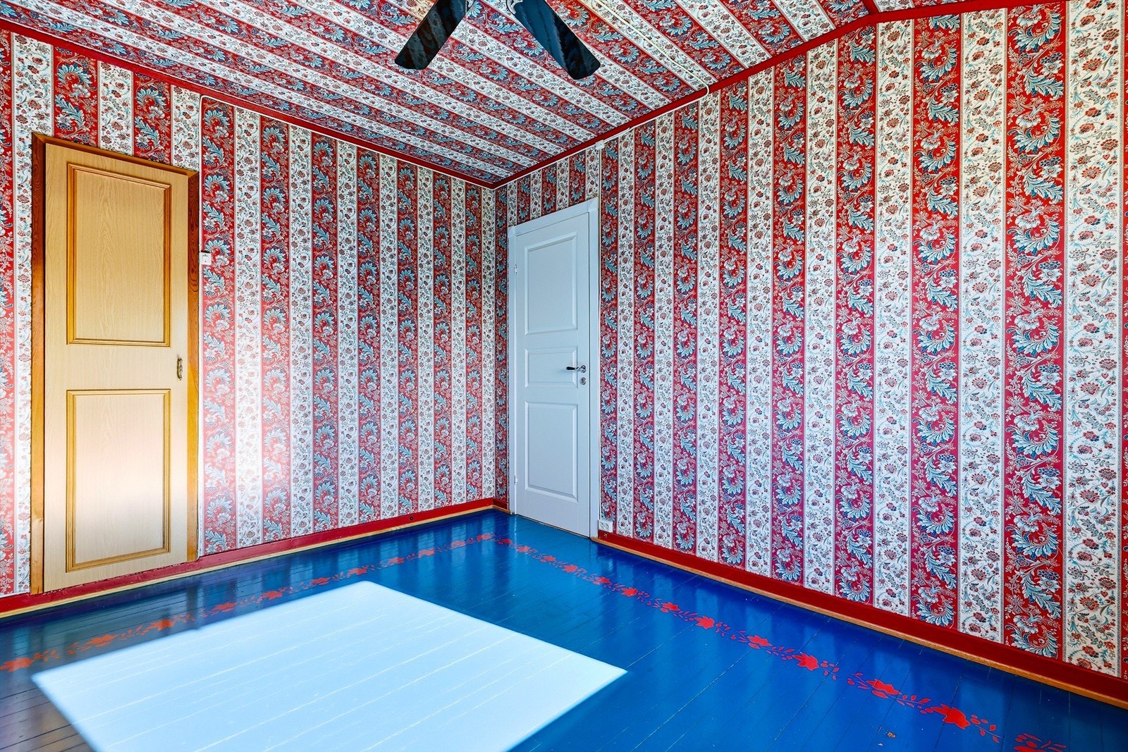 Rommet har plass til seng og garderobeløsning. Galleribilde